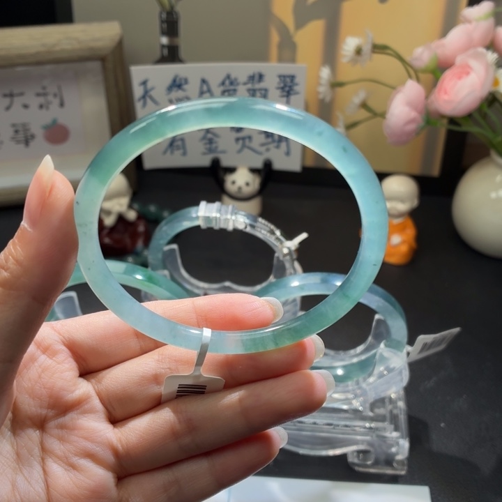 翡翠未镶嵌手镯高冰蓝圆条