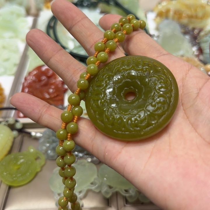 蛇纹石玉吊坠未镶嵌