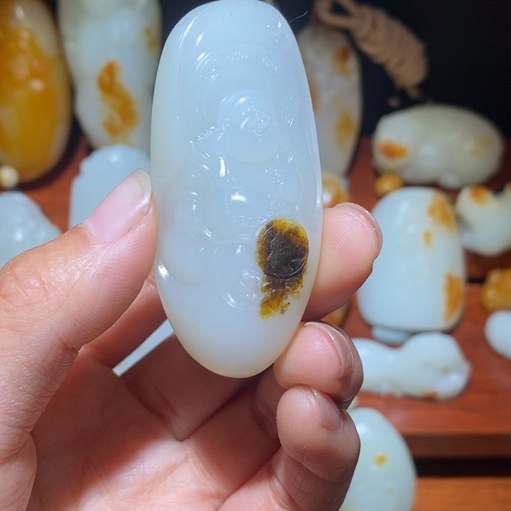 李***闻和田玉未镶嵌颈饰