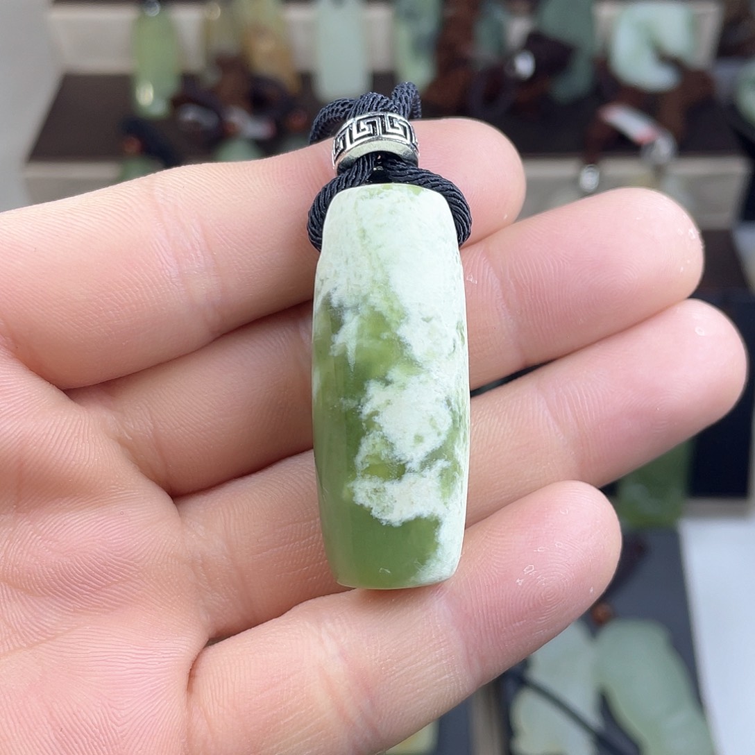 透闪石-蛇纹石玉颈饰未镶嵌闲***?