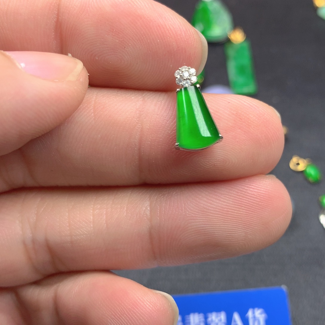 【闪购商品】颈饰18K金镶嵌翡翠h*依翡翠