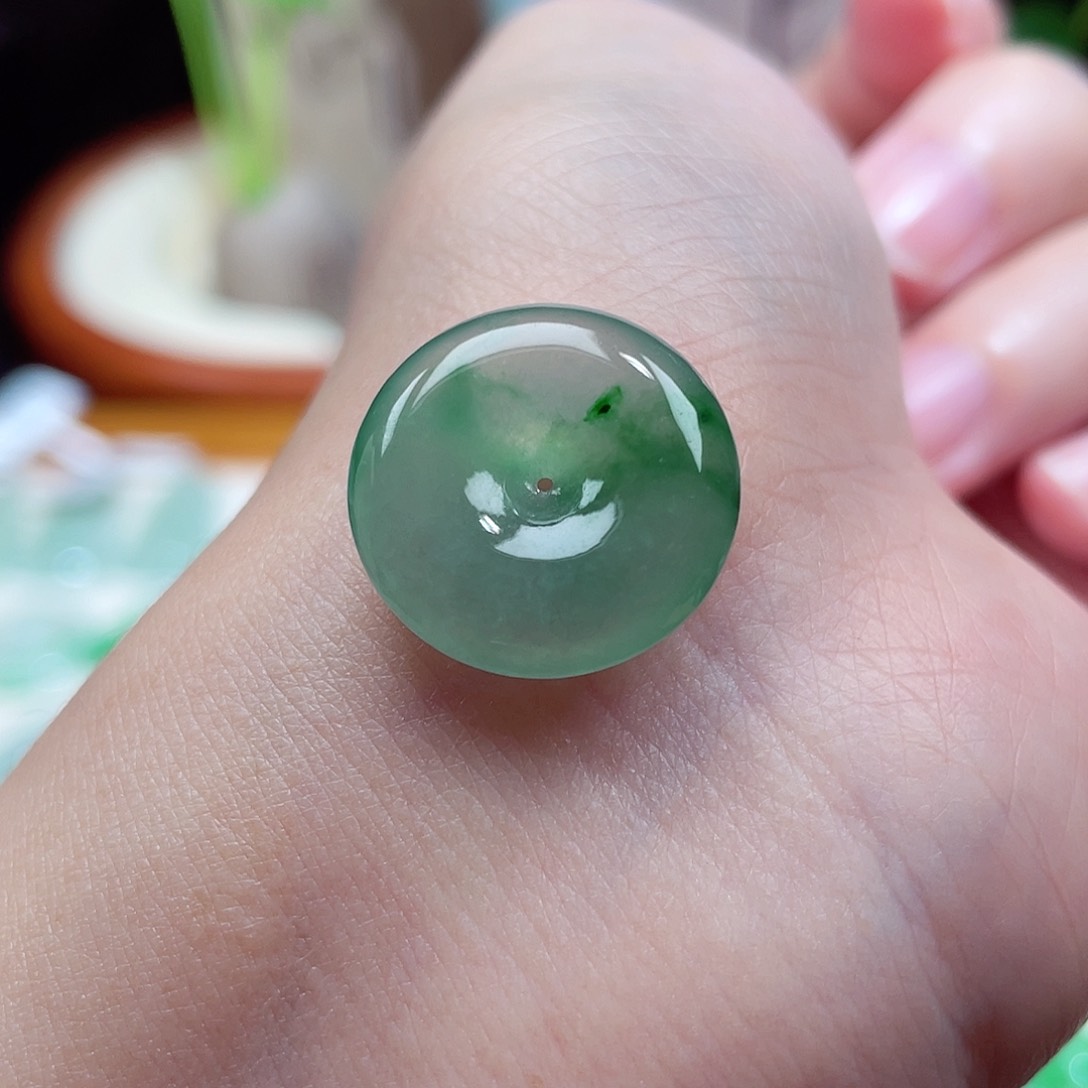 翡翠颈饰未镶嵌平安扣