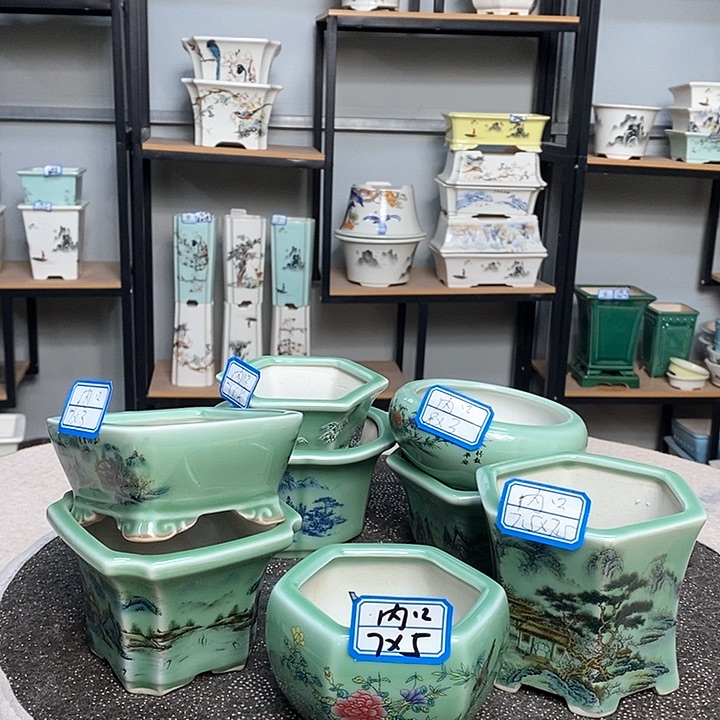 紫砂的花盆很漂亮