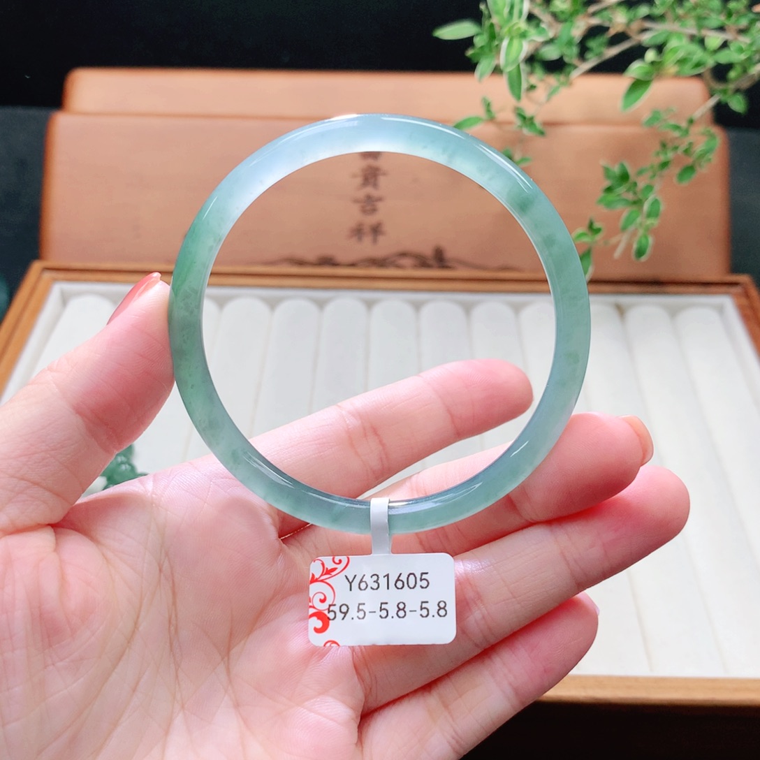 未镶嵌手镯（圆镯）翡翠