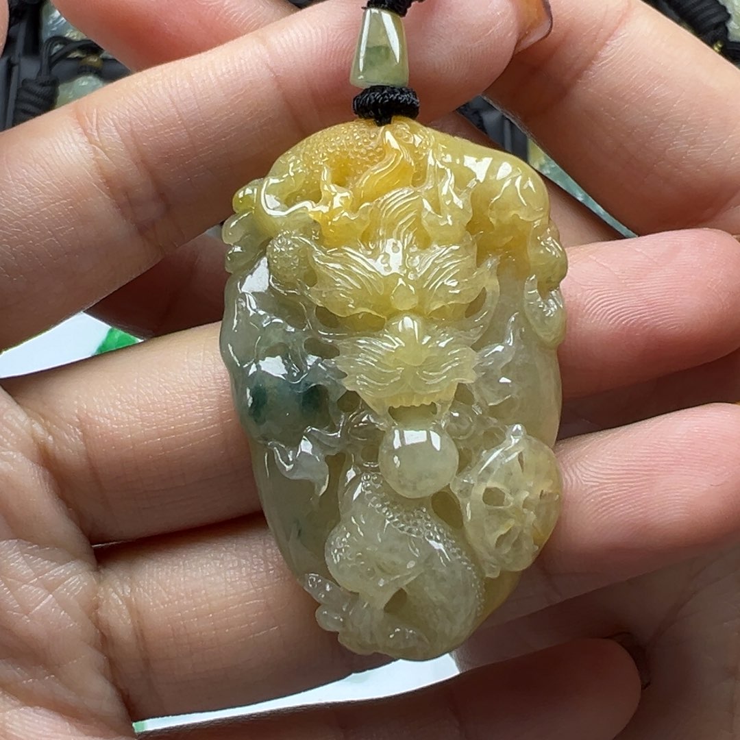 翡翠未镶嵌颈饰龙头
