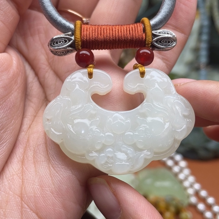 蛇纹石玉吊坠合金