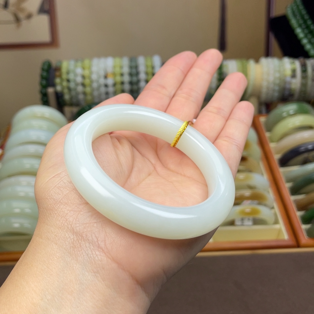 和田玉未镶嵌手镯