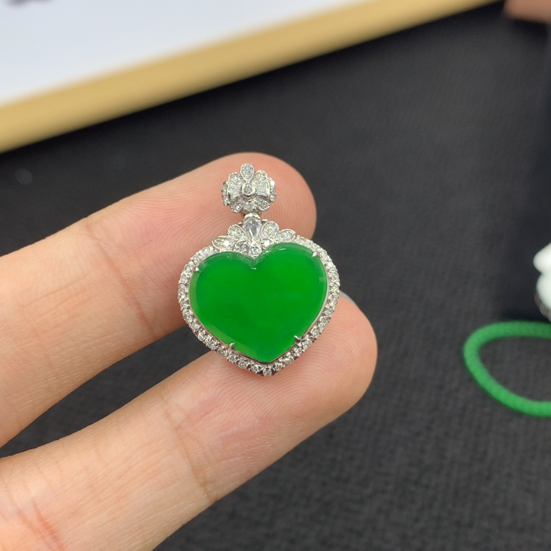 颈饰18K金镶嵌翡翠爱心