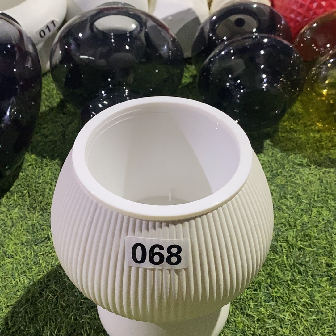 两个白色110口径蘑菇