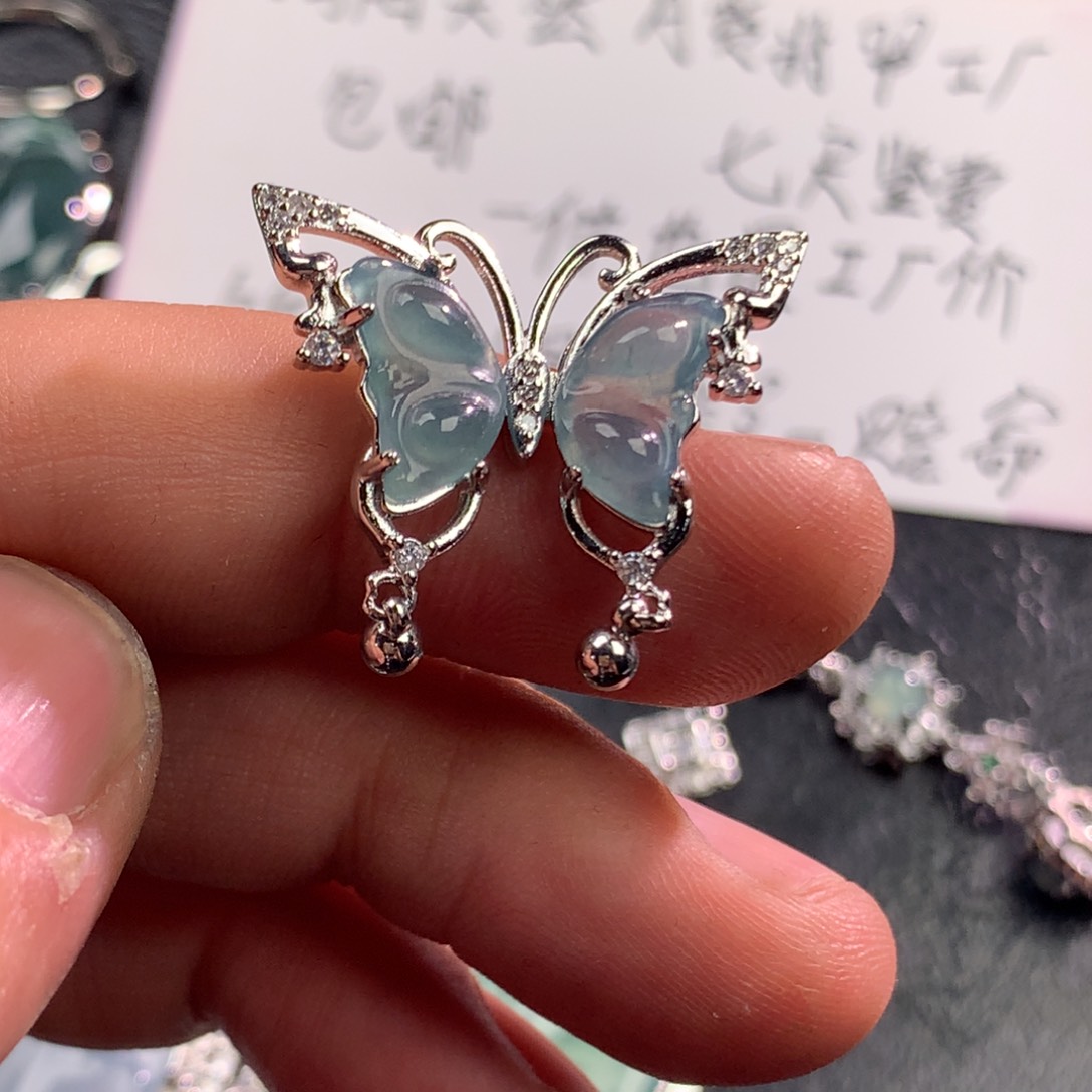 翡翠未镶嵌颈饰蝴蝶