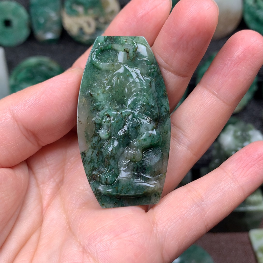 用***4独山玉未镶嵌颈饰