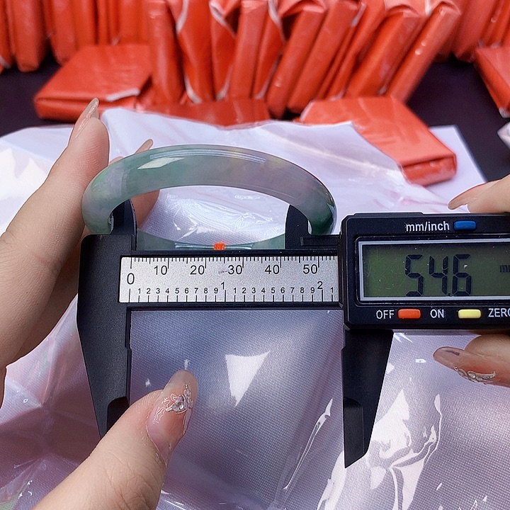 翡翠手镯未镶嵌144。