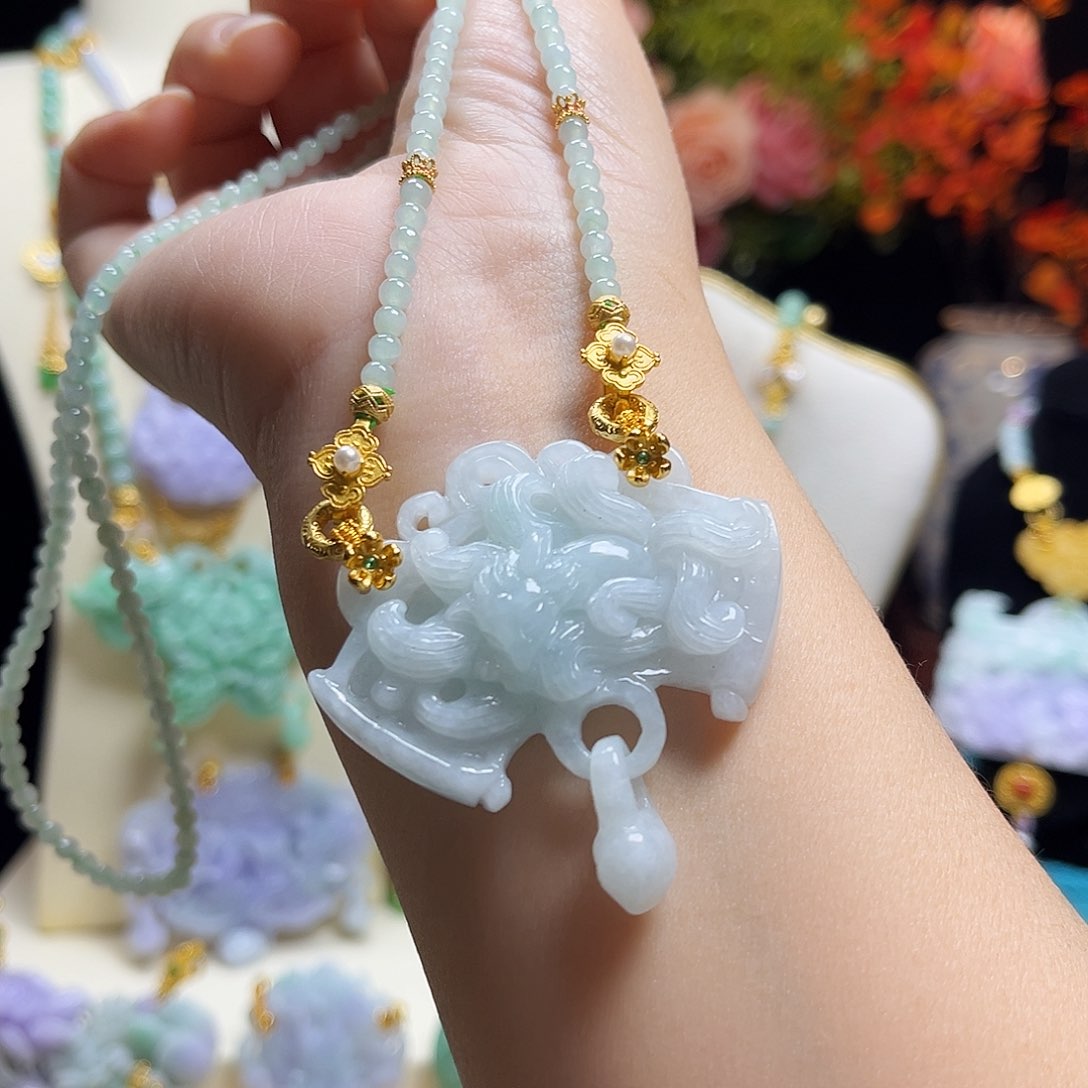 翡翠颈饰未镶嵌趴趴狐