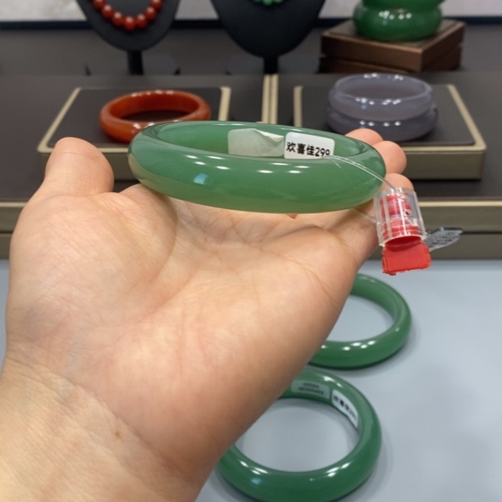 东陵石手镯未镶嵌好****?