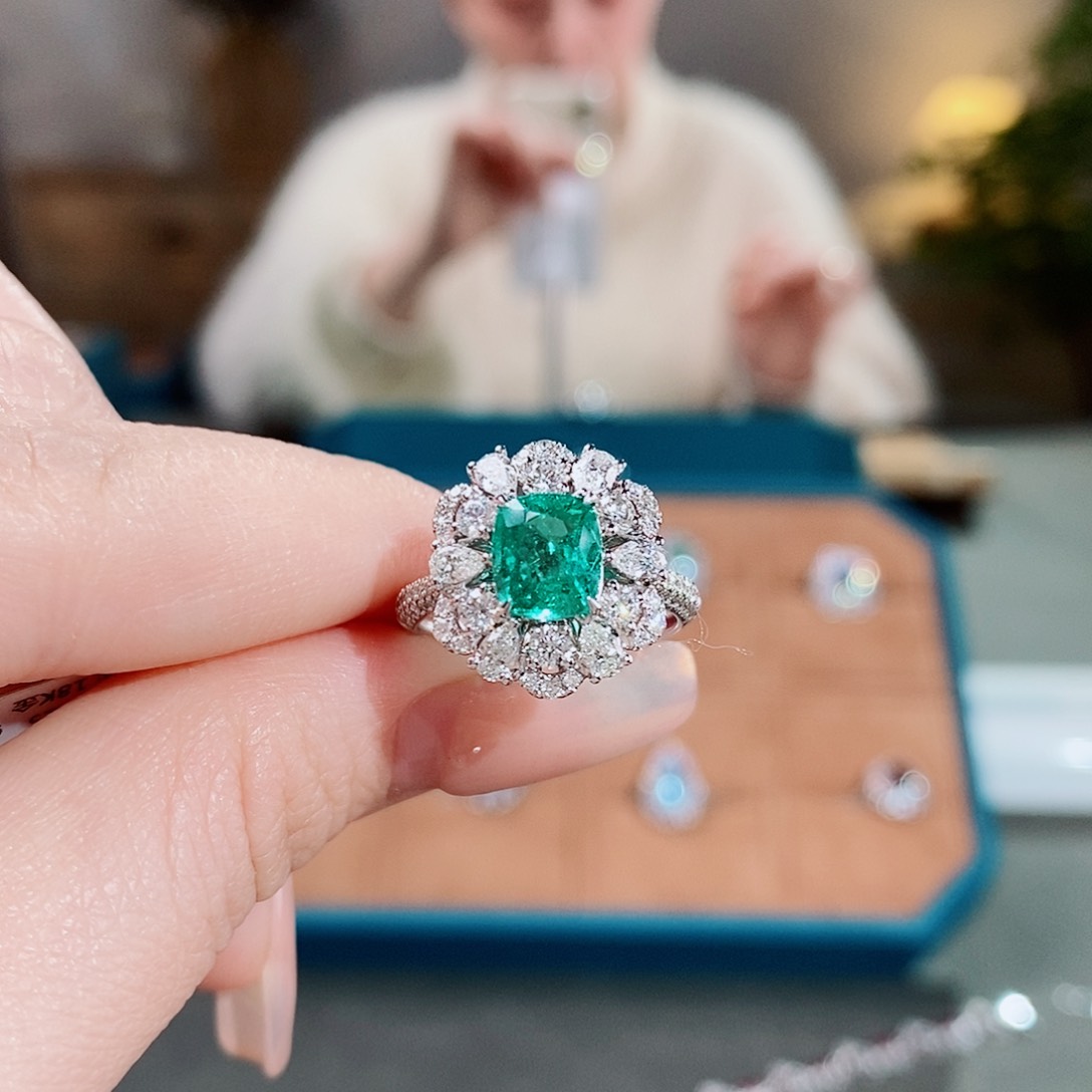 祖母绿戒指18K金镶嵌1.28ct哥伦比亚