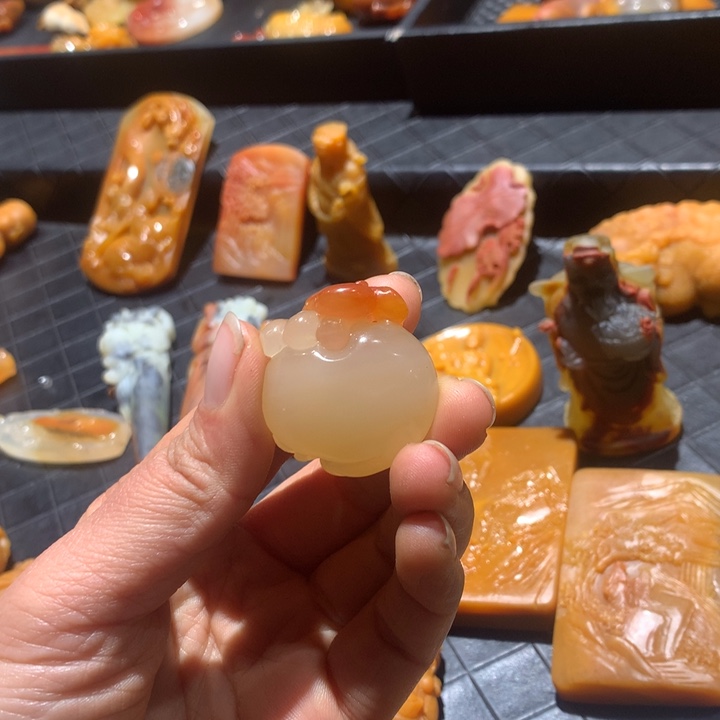 石英质玉（黄龙玉）未镶嵌颈饰