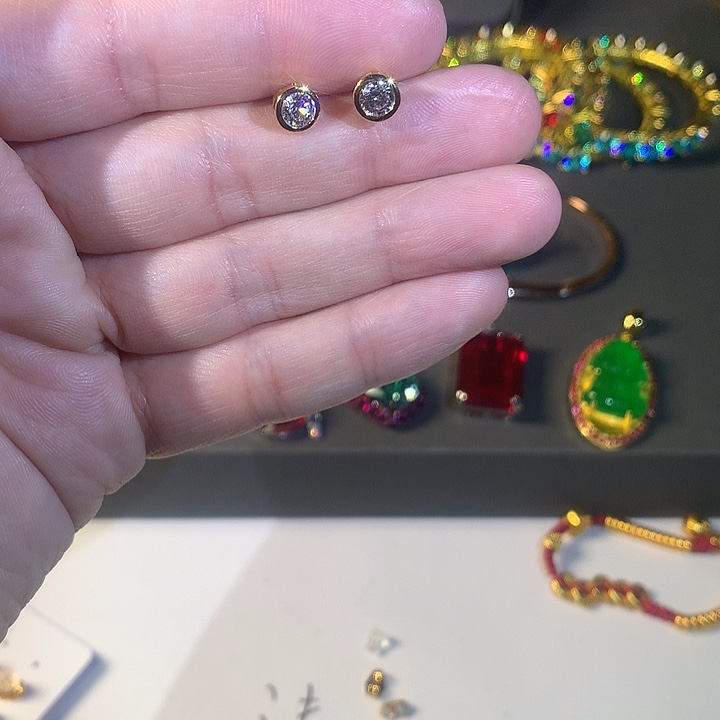 非金属09耳钉。            