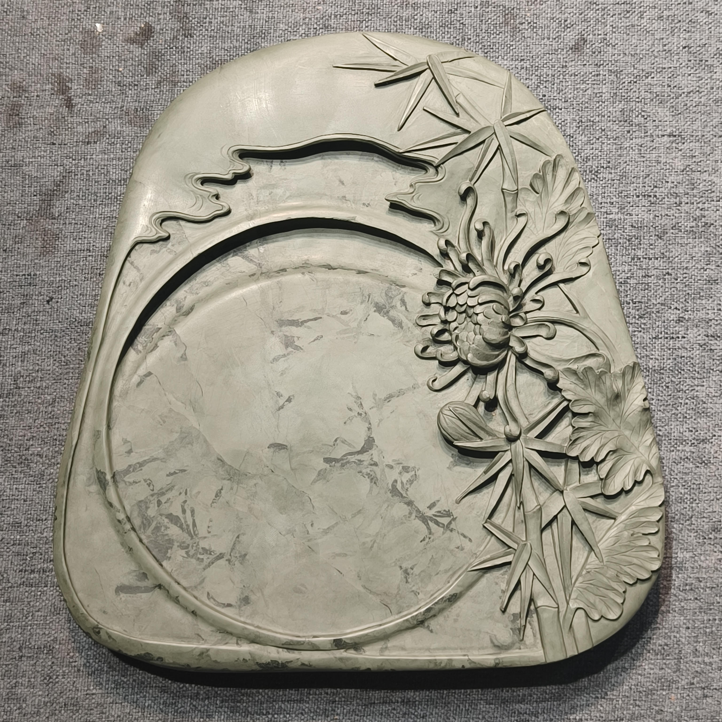 甘肃洮砚，老水泉纯手工竹边菊影精品砚，尺寸21.7*20.2*2.5厘米