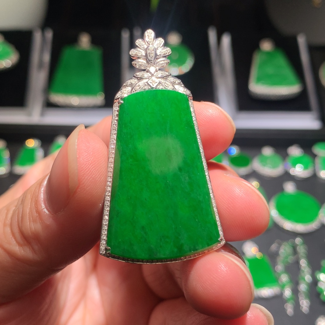 翡翠颈饰18K金镶嵌翡翠