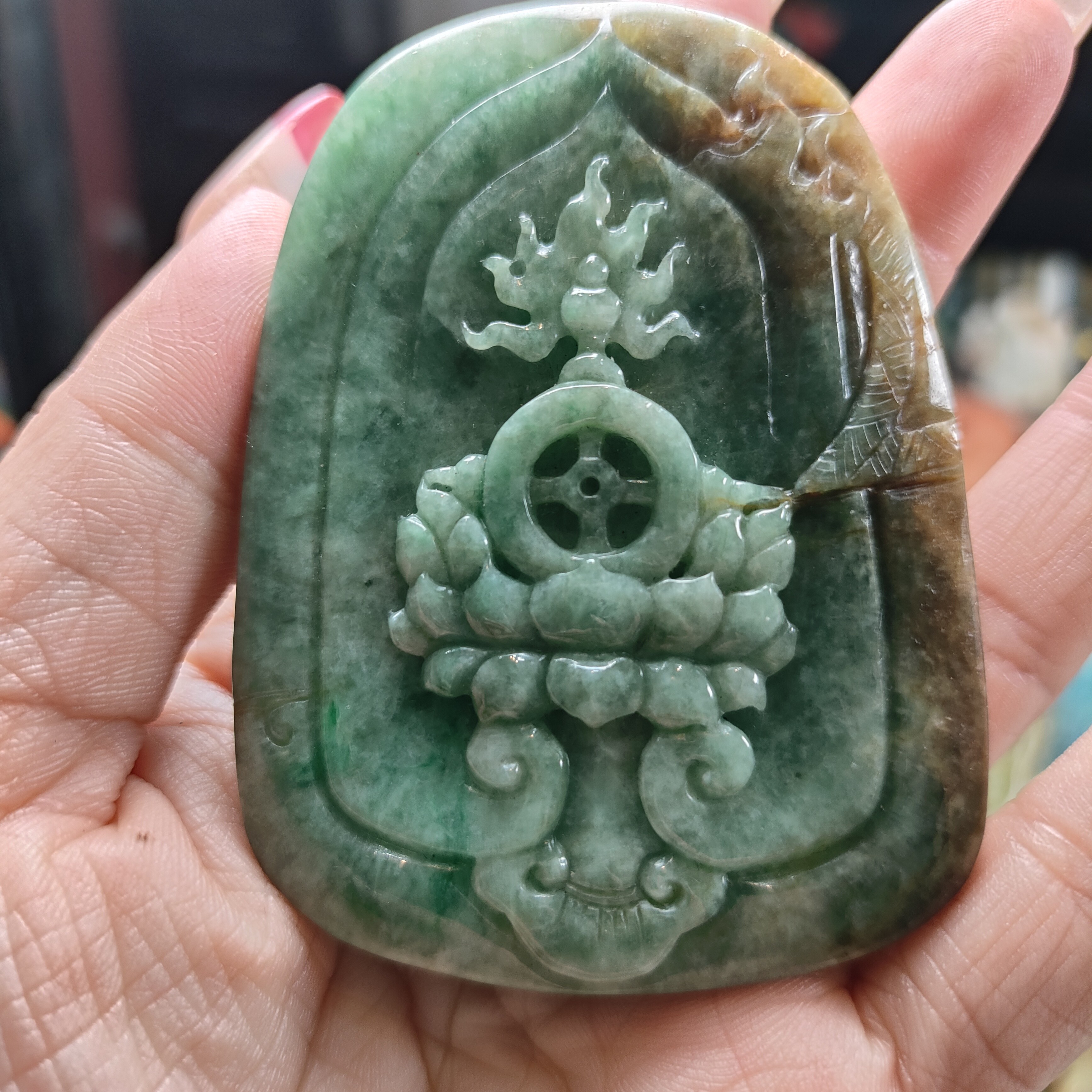 腾冲老料翡翠特色件象神精雕