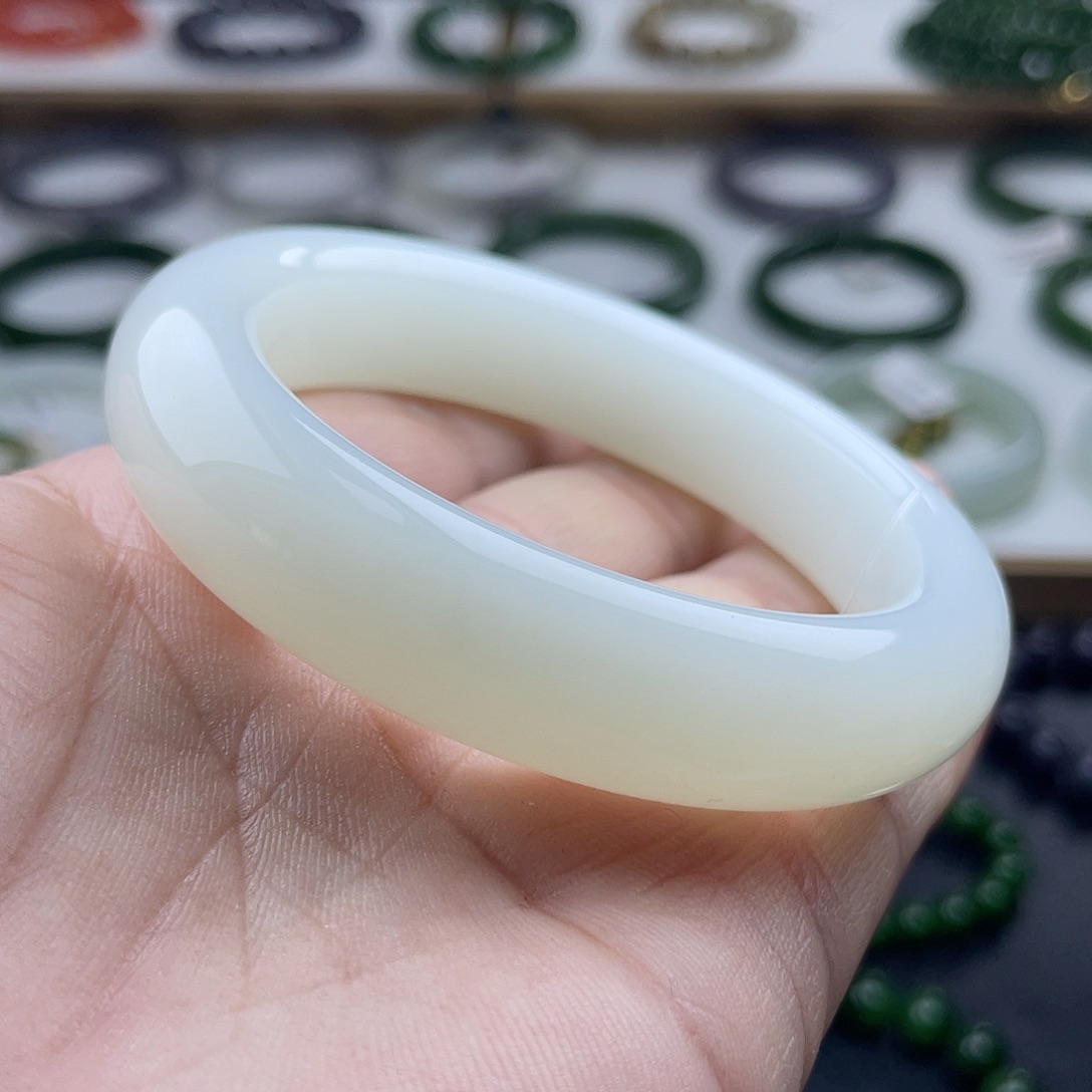 和田玉手镯未镶嵌