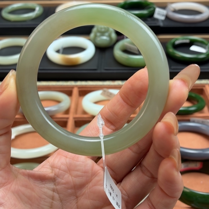 和田玉未镶嵌手镯