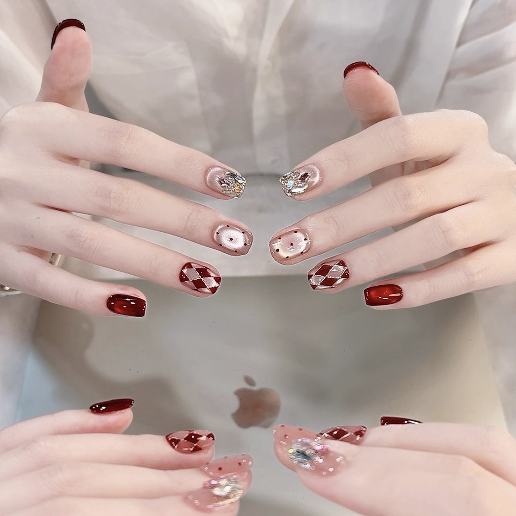 【乌梅菱格】 碎钻穿戴甲显白乌梅波点美甲节日氛围感甲片可重复贴