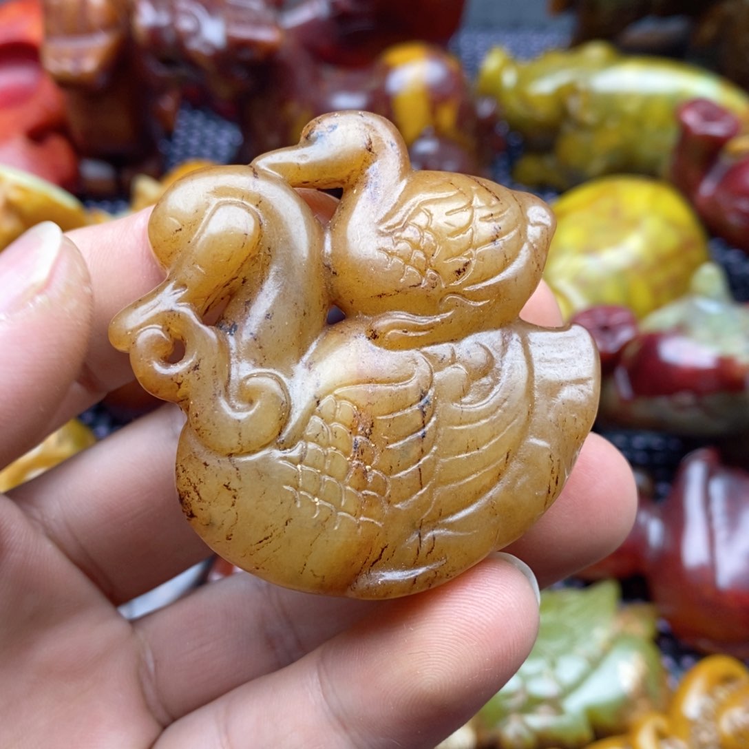 蛇纹石玉颈饰未镶嵌