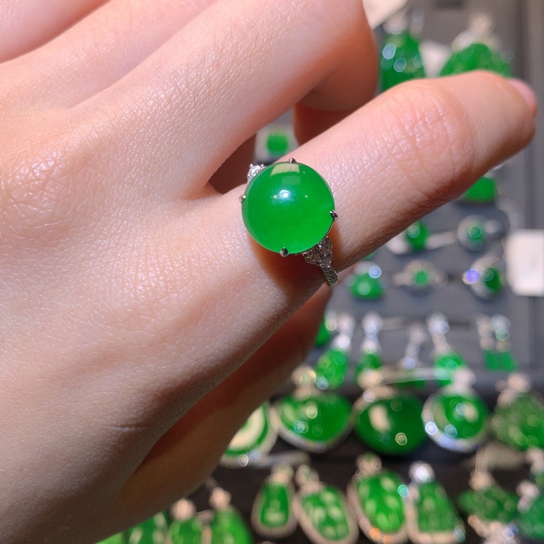 翡翠戒指18K金镶嵌蛋面