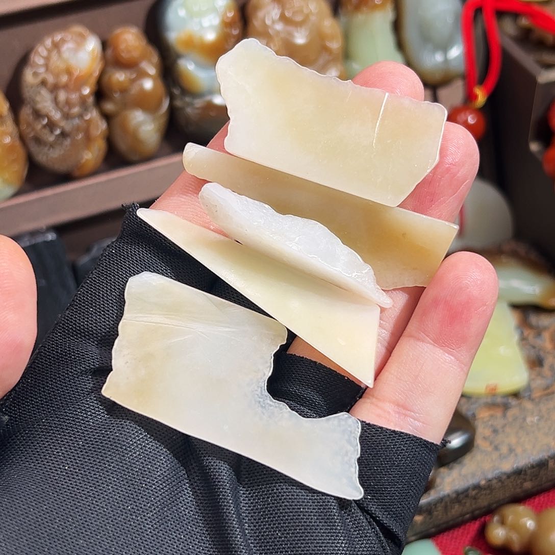 和田玉颈饰未镶嵌开播福利学习料矿标：俄糖白