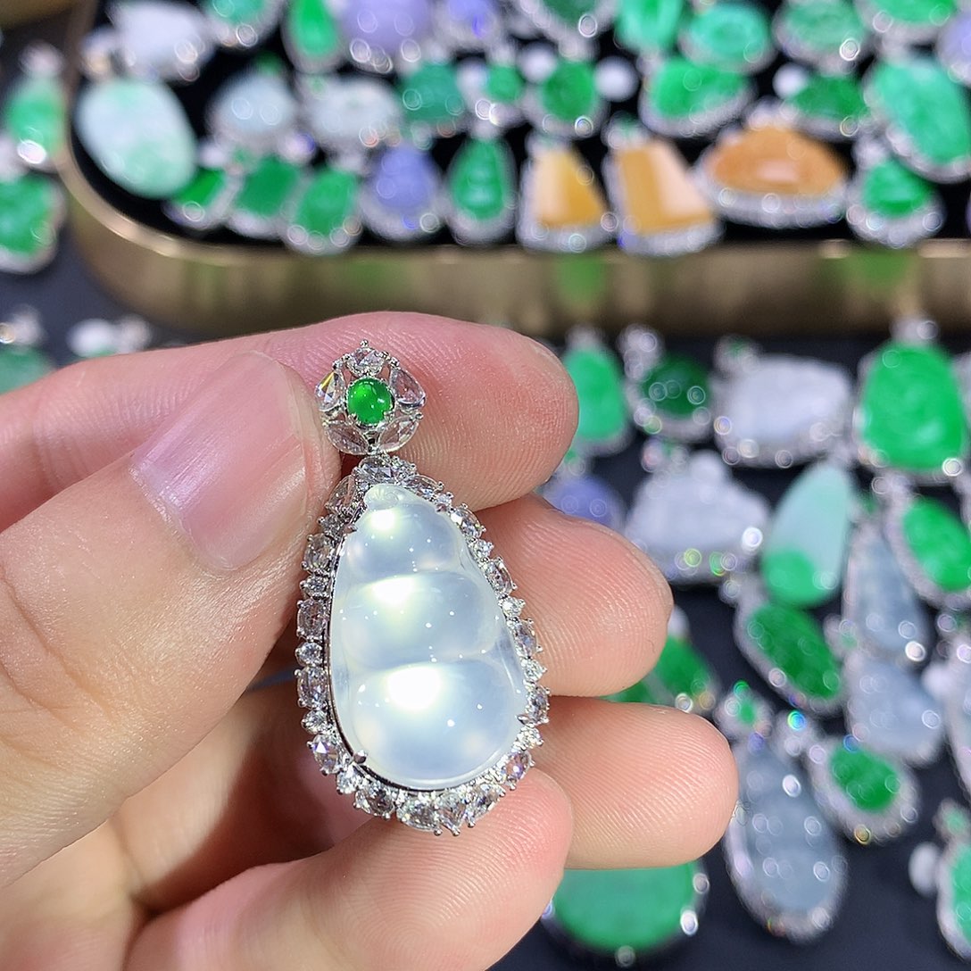 翡翠18K金镶嵌颈饰