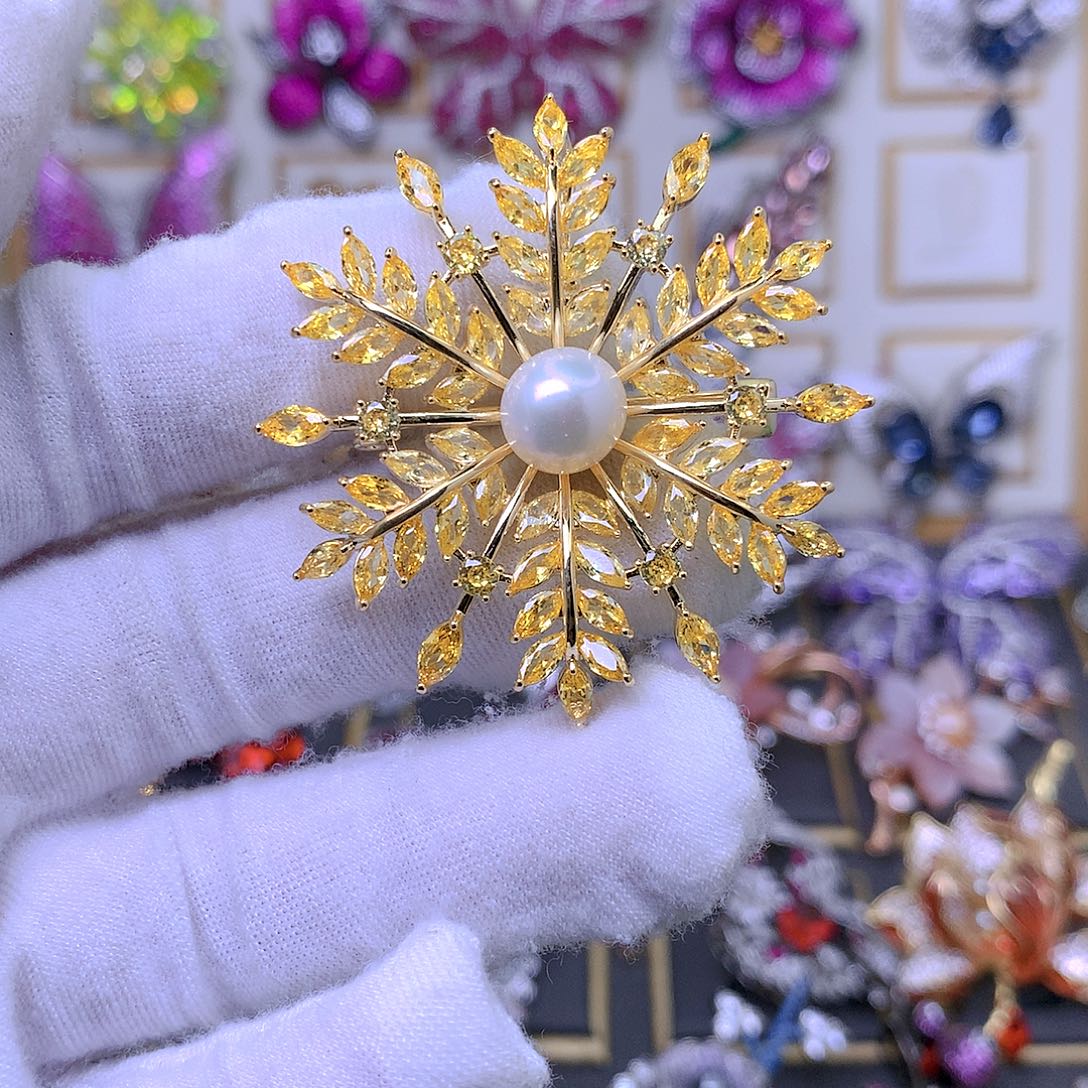 合成立方氧化锆铜胸针