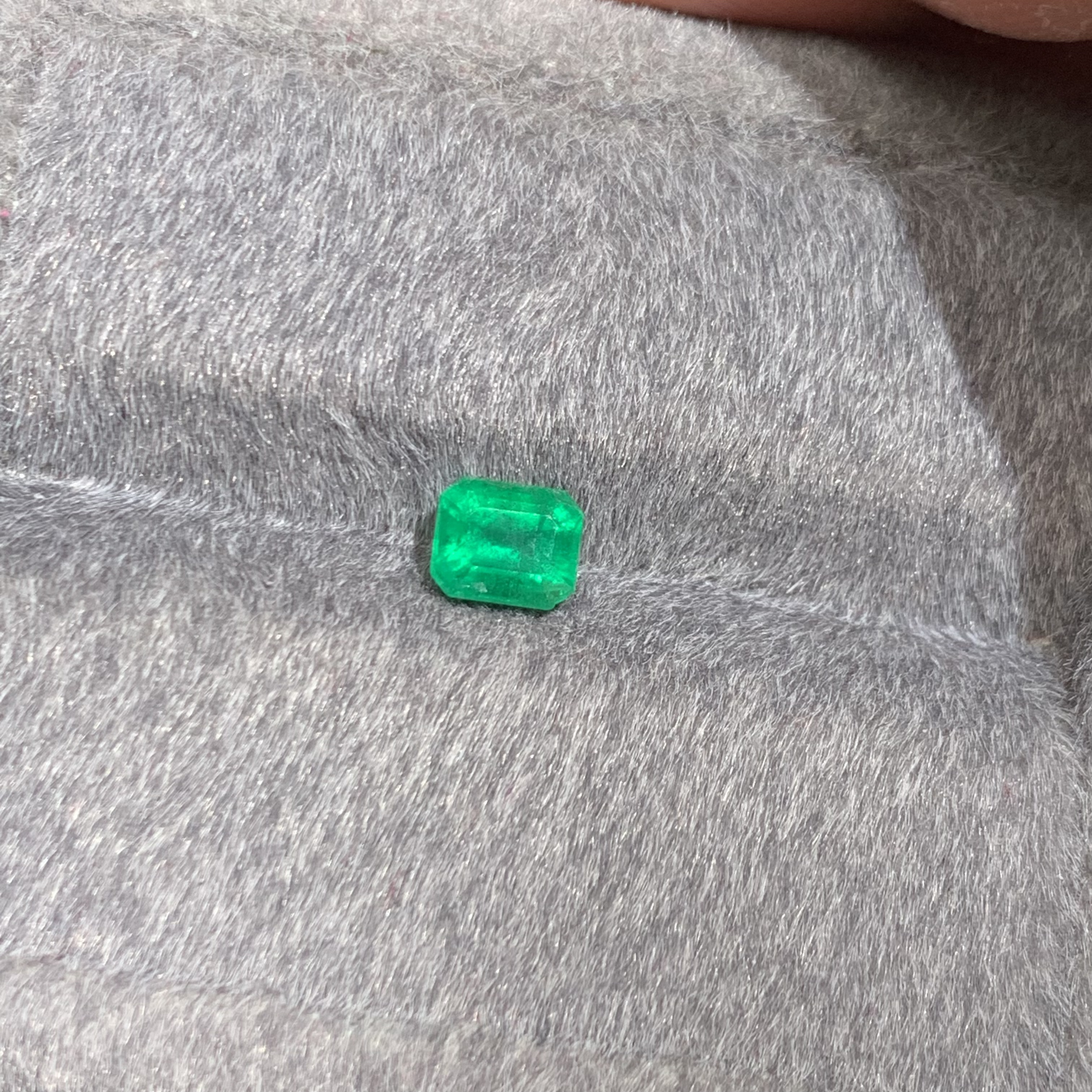 0.9克拉天然沃顿祖母绿裸石干净玻璃体颜色鲜艳靓丽火彩闪亮