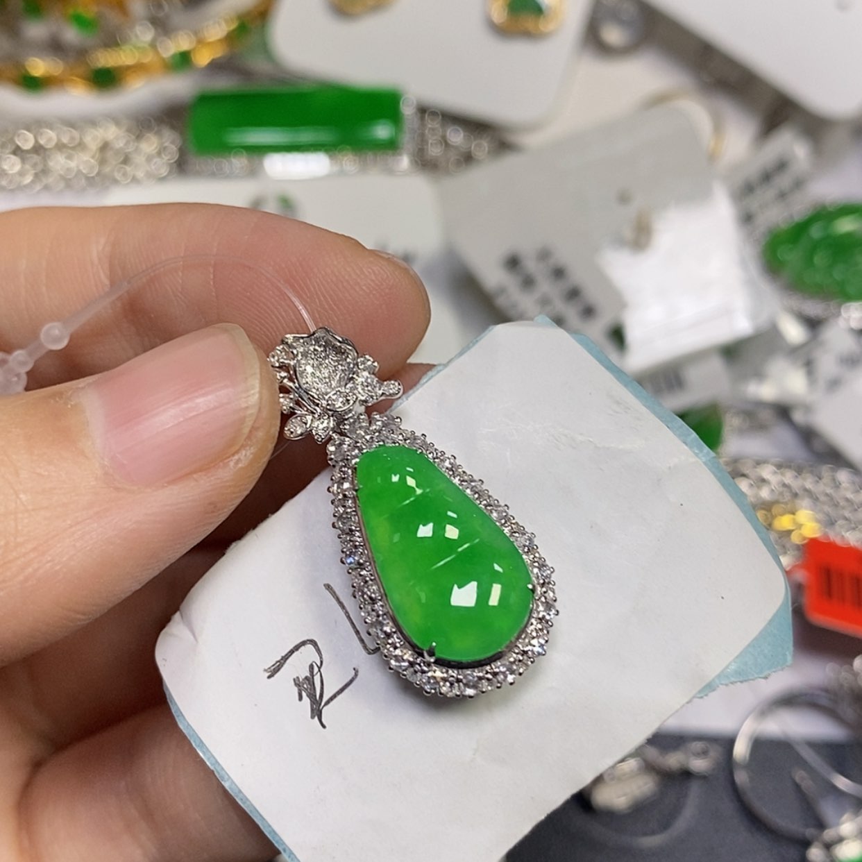 【闪购商品】颈饰18K金镶嵌翡翠吹****刀吊坠