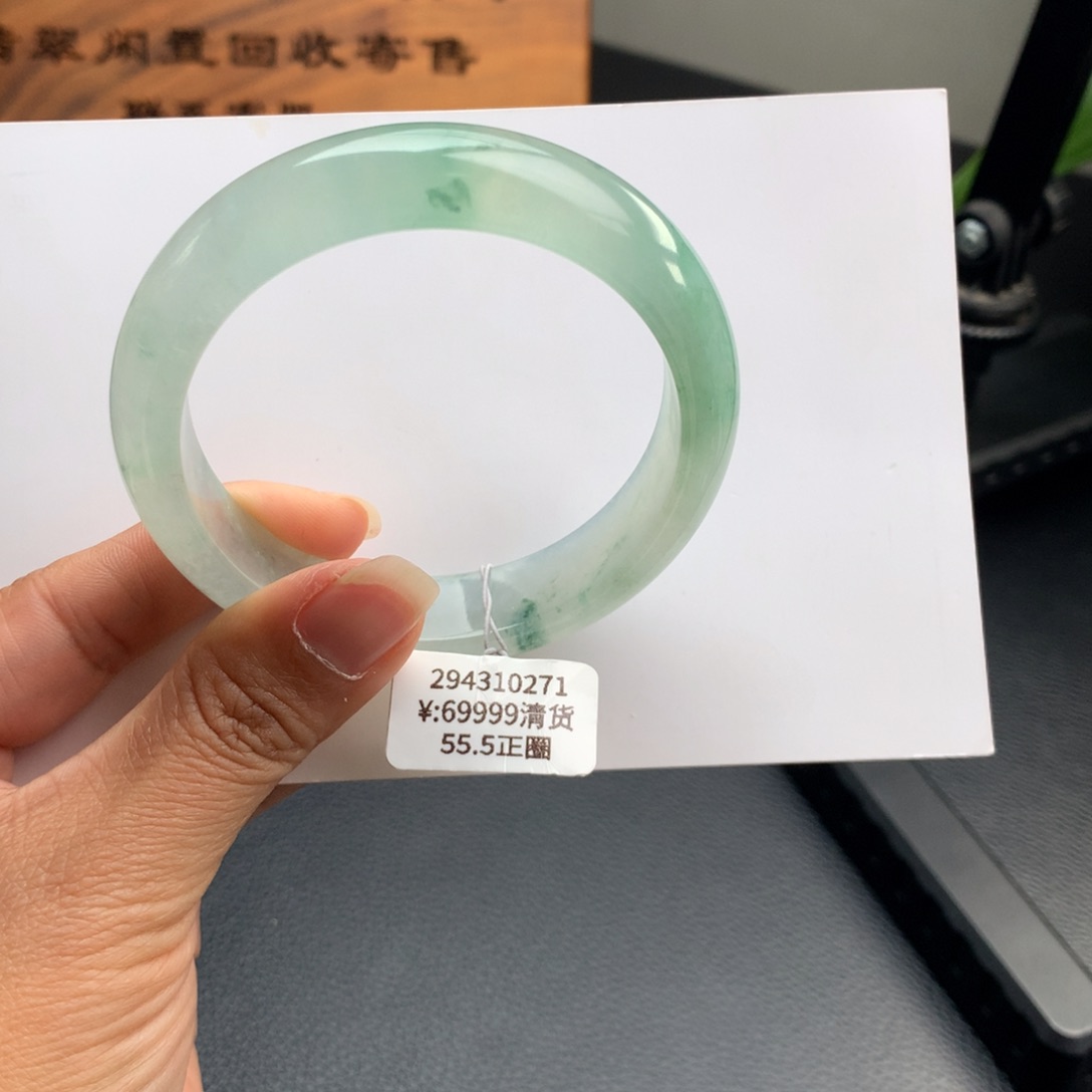 翡翠手镯未镶嵌高冰飘绿55.5正圈