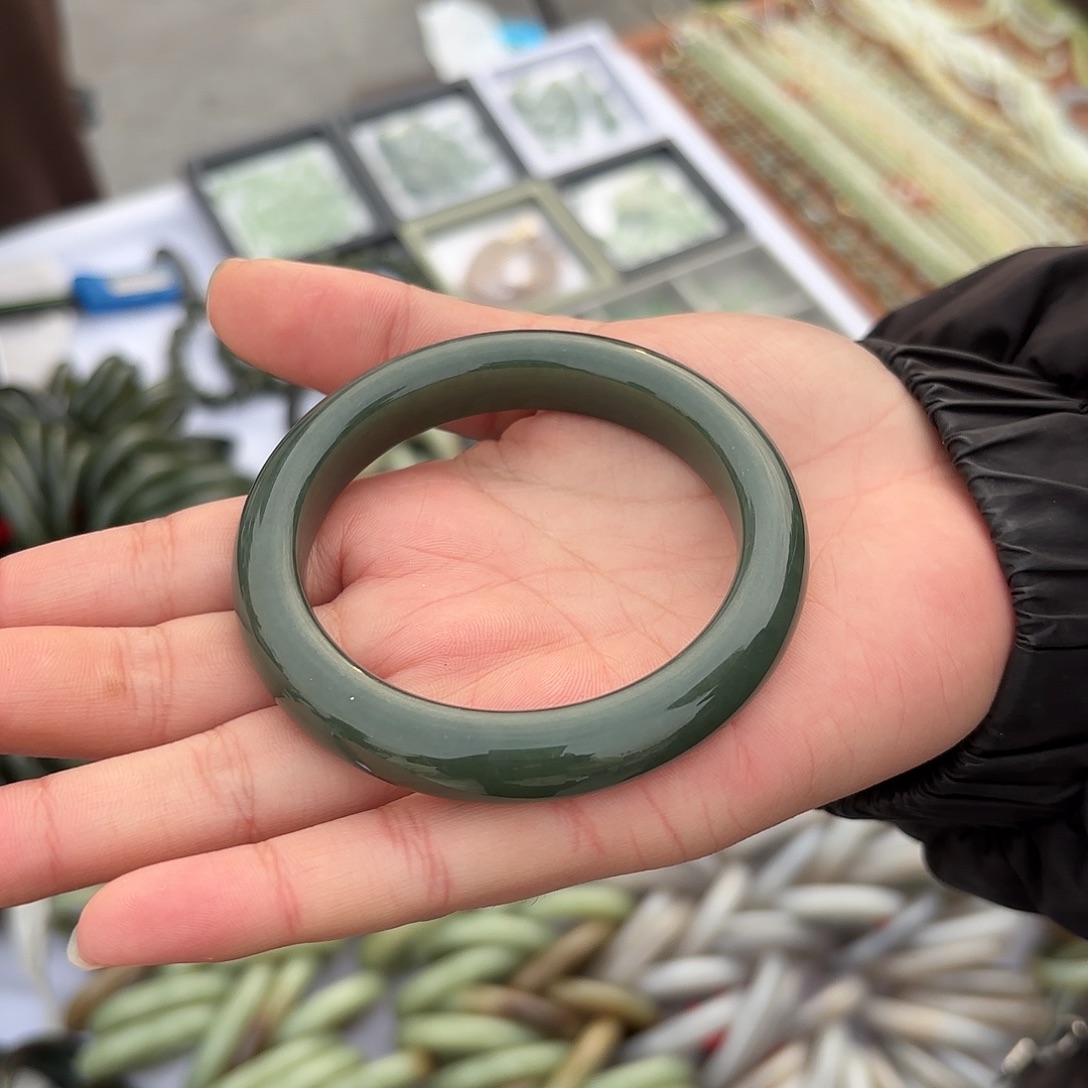 和田玉未镶嵌手镯