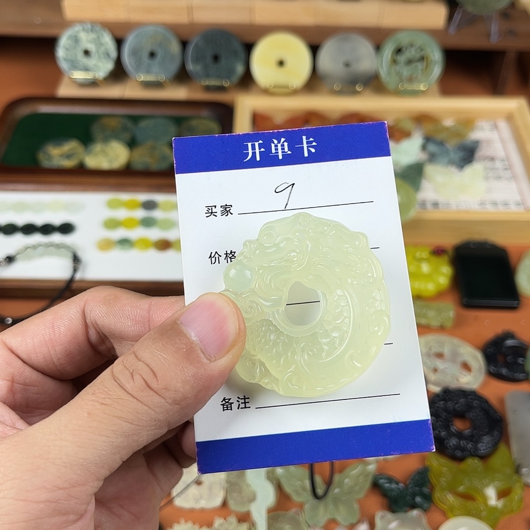 犯***虎蛇纹石玉未镶嵌颈饰