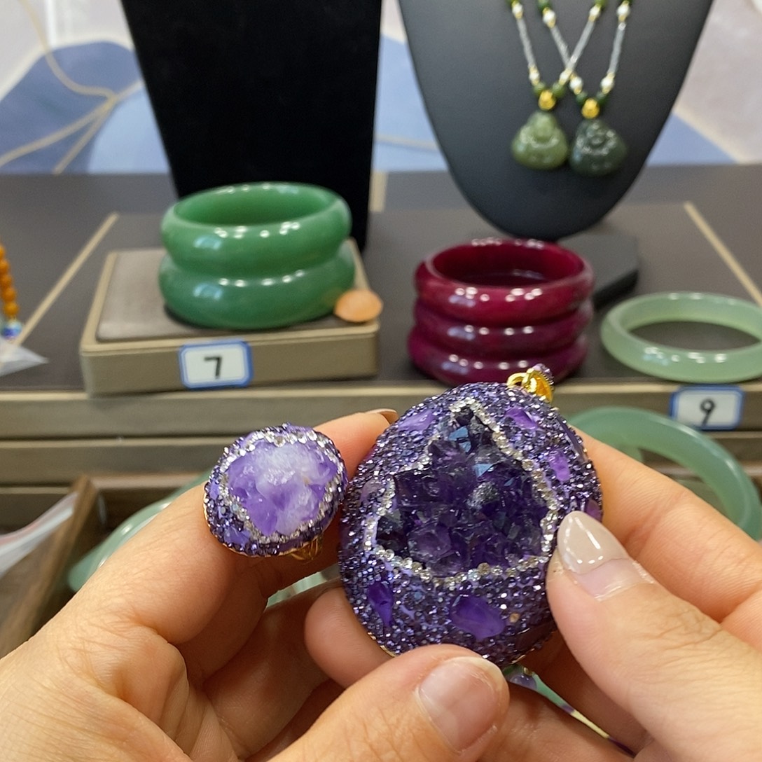 李***娘石英岩玉未镶嵌手链