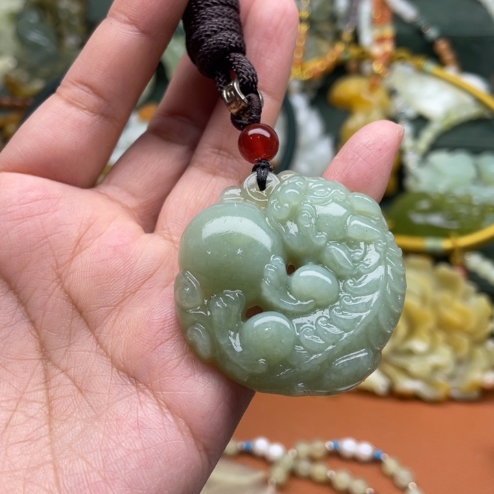 蛇纹石玉吊坠合金