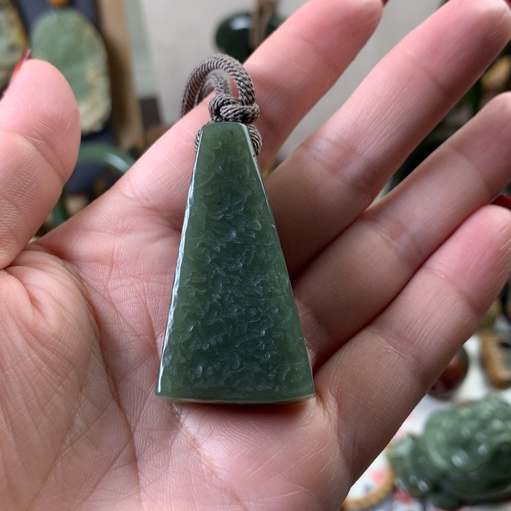 透闪石质玉挂件未镶嵌