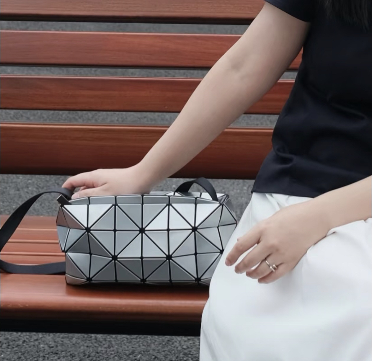 95新 Issey Miyake/三宅一生 经典斜挎枕头包/6151