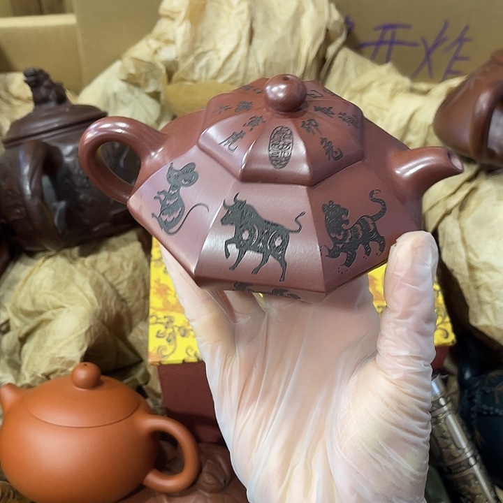 紫砂茶壶矿泥料，手工制作的一把紫砂壶。