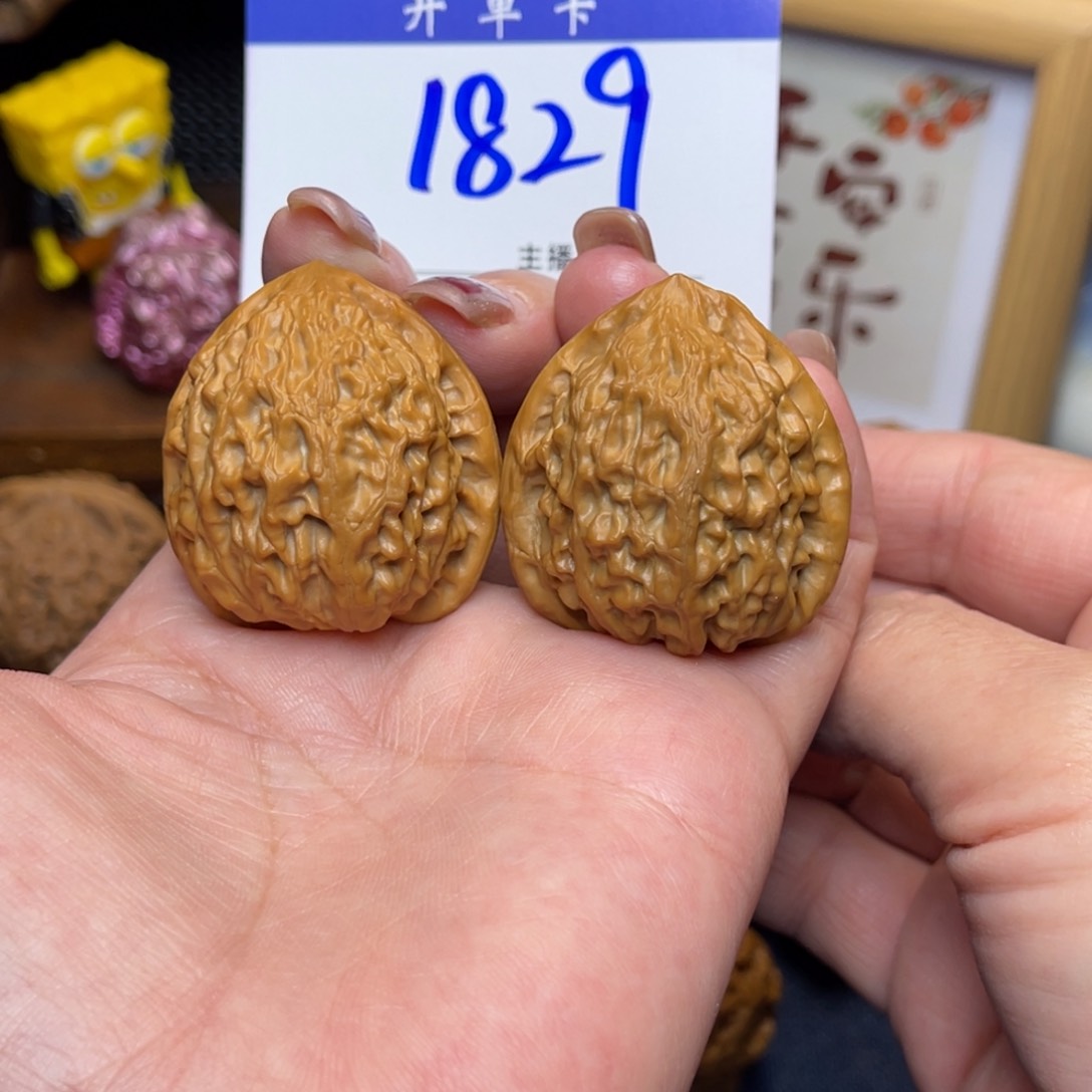 桃核把件金牛35李。