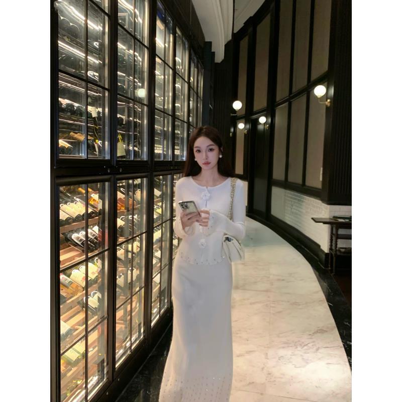 KUN【云间月】浪漫精致感 重工立体花朵钉钻天鹅白秋冬新款毛织套装