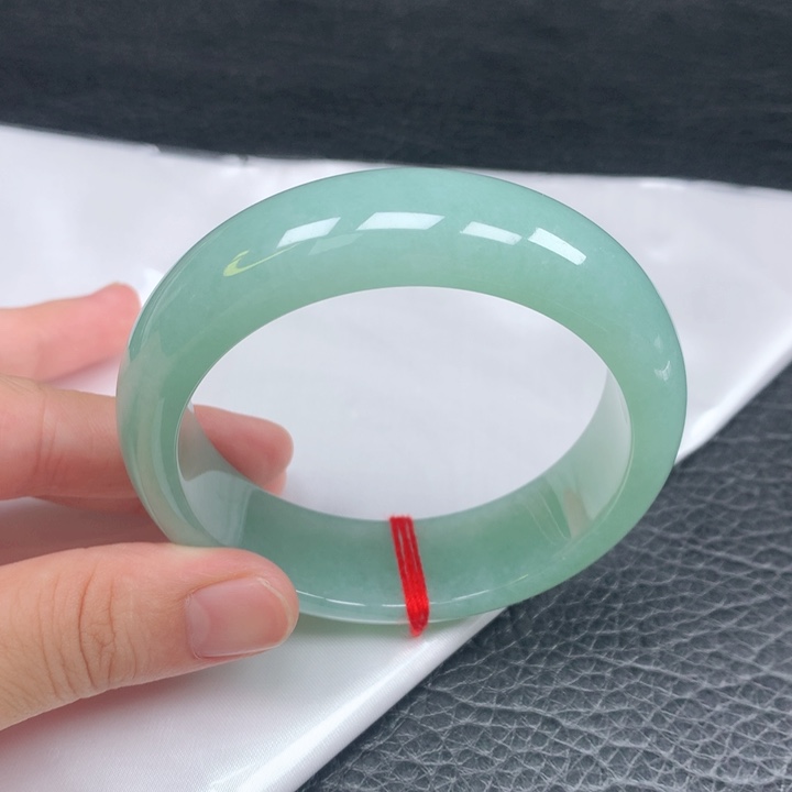 翡翠手镯未镶嵌。