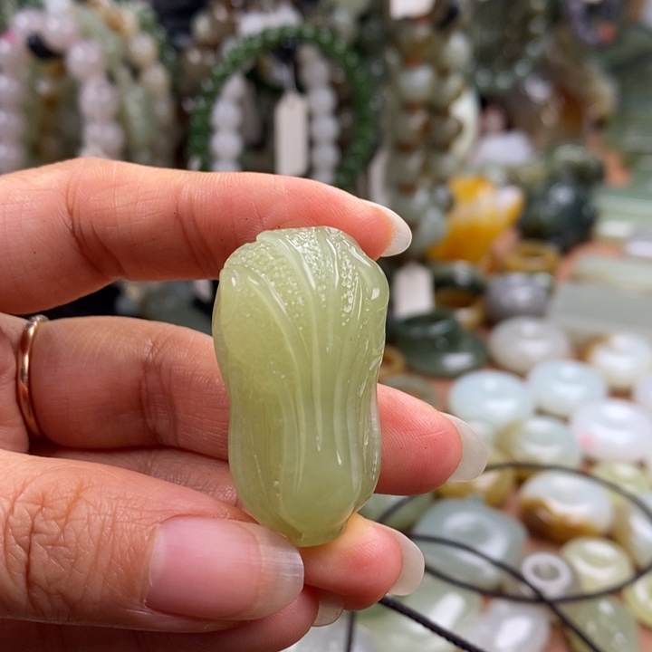 四***椒和田玉未镶嵌颈饰