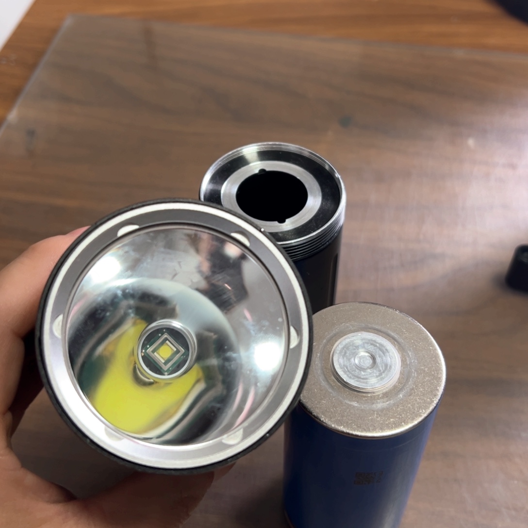 46950强光照射手电筒