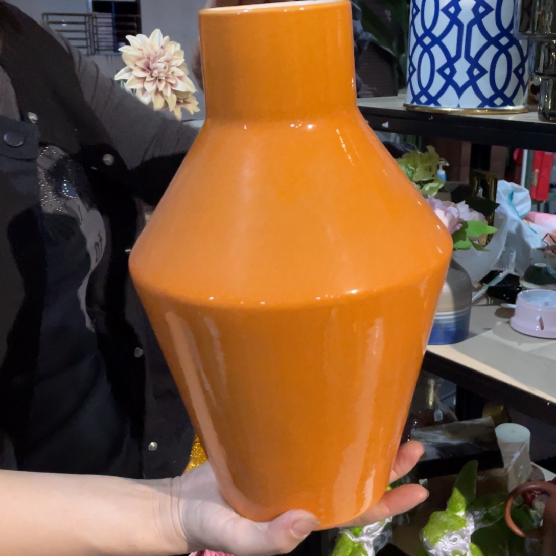陶瓷花瓶，仿真绿植。