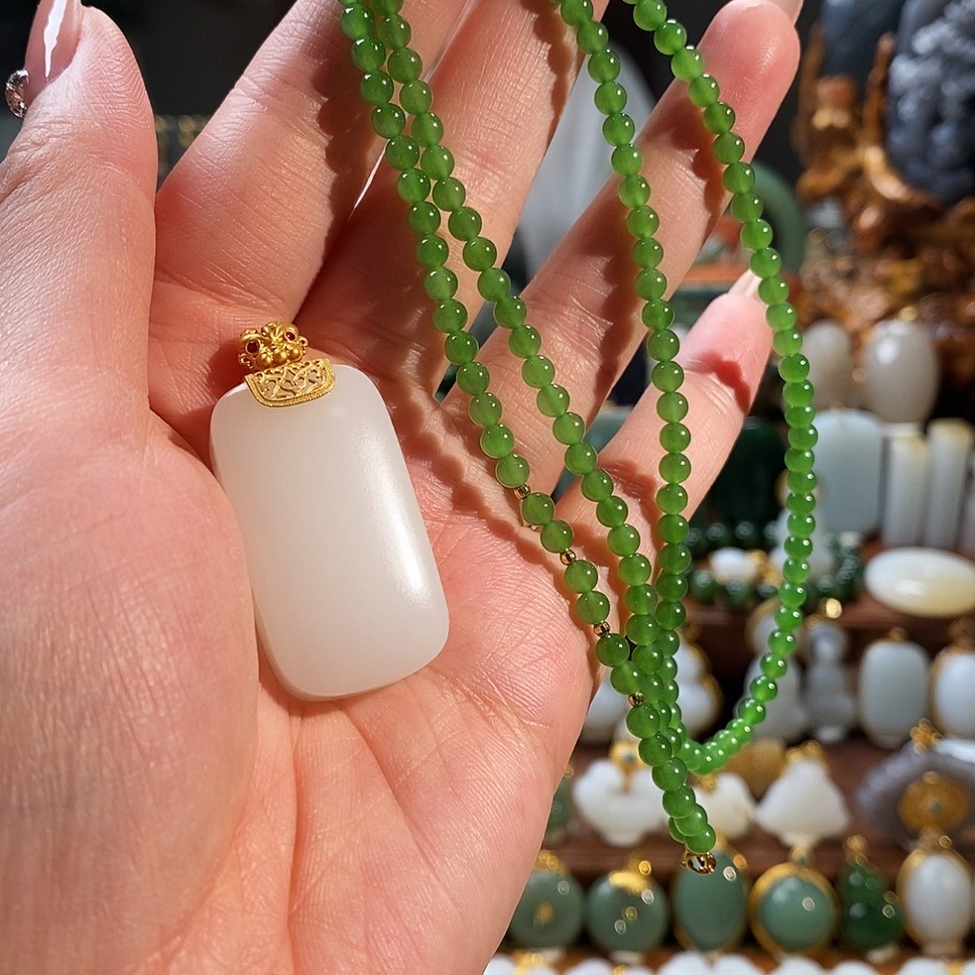 和田玉18K金镶嵌颈饰贝****夹