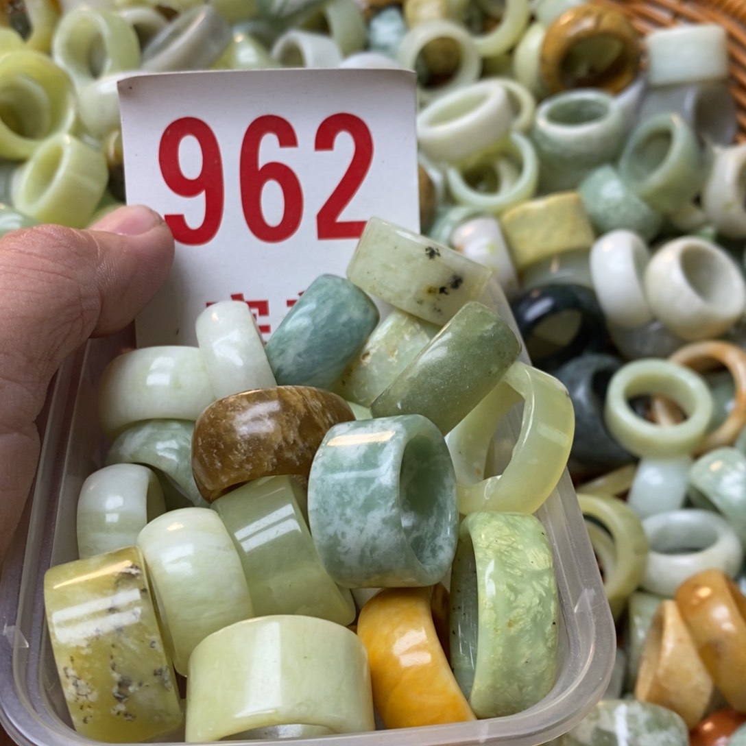 蛇纹石玉挂坠未镶嵌